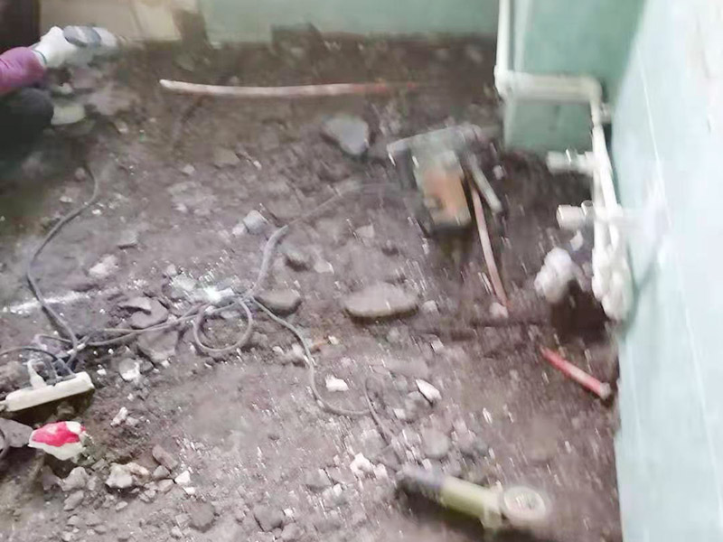 衛(wèi)生間地面防水：首先，用小金屬榔頭敲墻面、地面，如果發(fā)現(xiàn)&ldquo;噗噗&rdquo;的空聲，意味著里面有空鼓，必須把空鼓部分全部敲掉。然后仔細(xì)清理四個(gè)墻面基層和地面，拔掉鐵釘，清理雜土垃圾，好用清水沖洗一遍，然后待其干燥。衛(wèi)生間各種下水管能不改動(dòng)，盡量不要去改動(dòng)；萬(wàn)一要改動(dòng)，千萬(wàn)不能用水泥沙漿去填孔隙，一定要堵漏王分三次去填。