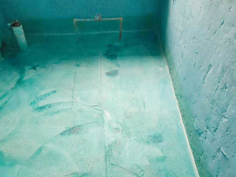 基層處理是衛(wèi)生間做防水的基礎(chǔ)工作，要找平地面，確保地面的平整干凈。鋪貼涂料時(shí)要做到用力均勻，不能漏刷、缺刷，避免脫落、開(kāi)裂等，過(guò)于干燥的季節(jié)也不適宜做防水。涂刷的厚度小于1毫米比較好。做完防水涂層后一定要涂上表面防護(hù)涂料，對(duì)內(nèi)部材料起到保護(hù)的作用。鋪保護(hù)層與鋪防水涂料一樣要做到均勻、無(wú)裂痕、不脫落。閉水實(shí)驗(yàn)是衛(wèi)生間做防水的最后一步，對(duì)防水施工進(jìn)行檢查。在防水層徹底干透后，在衛(wèi)生間蓄水24小時(shí)以上，看是否有漏水等現(xiàn)象。