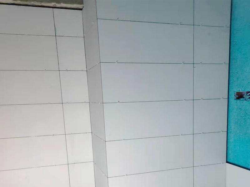 衛(wèi)生間貼磚施工：很多人都知道瓷磚在鋪貼前都要經(jīng)過泡水，一般把需要鋪貼的瓷磚放入水中浸泡半個(gè)小時(shí)左右，這樣瓷磚充分吸收水份后便于跟水泥相粘合，墻面更加牢回。 瓷磚鋪貼前一定要對(duì)墻面進(jìn)行檢查，看看有沒有裂縫需要修補(bǔ)，如果有膩?zhàn)臃蹧]有清除直接貼磚，會(huì)產(chǎn)生后期的瓷磚脫落。 瓷磚鋪貼時(shí)一定要選擇正確的水泥標(biāo)號(hào)和調(diào)配水泥沙子的混合比例，水泥比例越高，瓷磚黏結(jié)力越強(qiáng)，但水泥混合比例高，會(huì)導(dǎo)致水泥沙漿的膨脹系數(shù)增大，容易造成瓷磚鋪貼后將磚擠裂。