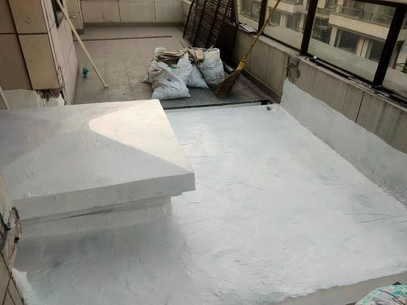 屋面高彈涂刷：清理基層，施工前要將基層表面的塵土和雜物清理干凈，然后用熱熔法改性瀝青卷材對防水層施工前在水落口、管根、陰陽角等細部先做好附加層。熱熔封邊，用噴槍將卷材搭接處加熱，讓其粘結(jié)牢固，然后涂刷第一遍防水涂料。防水施工前要先保證地面干凈、干燥，防水涂料要滿涂，確保無遺漏，與基層結(jié)合要牢固，無裂紋和氣泡等，防水涂料厚度要達到產(chǎn)品規(guī)定的要求。