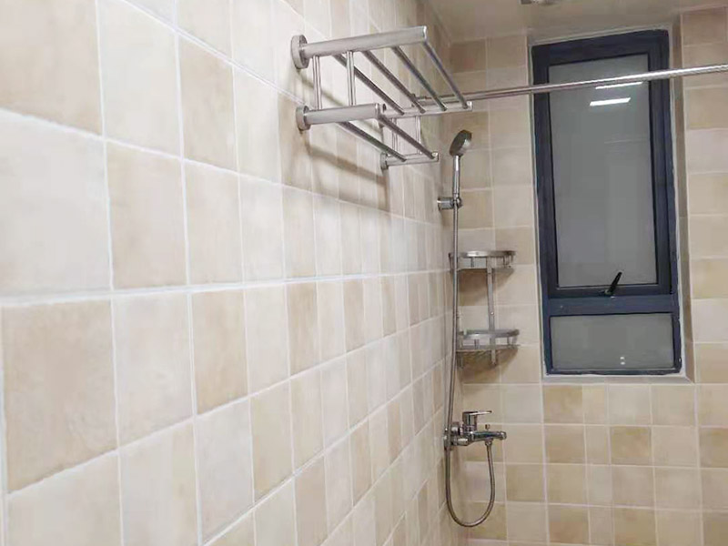 衛(wèi)生間家具五金安裝:柜類安裝順序一般為由下到上，由里到外，以免造成繁復(fù)拆裝和柜頭無(wú)處安放的情況。床類實(shí)木家具安裝順序一般為先安裝床的架，然后將床杠、床屏、床尾依次連接。