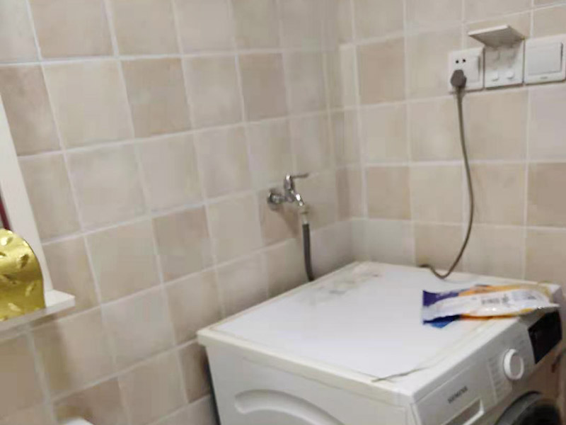 衛(wèi)生間家具五金安裝:柜類安裝順序一般為由下到上，由里到外，以免造成繁復(fù)拆裝和柜頭無(wú)處安放的情況。床類實(shí)木家具安裝順序一般為先安裝床的架，然后將床杠、床屏、床尾依次連接。