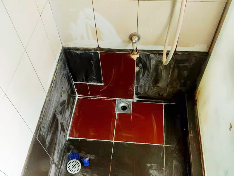 瓷磚修補維修:1，用錘子和鑿子，敲掉破損的瓷磚及原有的瓷磚粘合劑，直到露出原來的水泥墻面。 2，調(diào)好瓷磚粘合劑 3，先將瓷磚粘合劑拌勻，再用抹刀將瓷磚粘合劑涂抹到瓷磚背面。 4，粘合劑涂到瓷磚上之后，可以在粘合劑表面刮出鋸齒痕跡，增加瓷磚的粘合力，然后將瓷磚貼到墻面上。