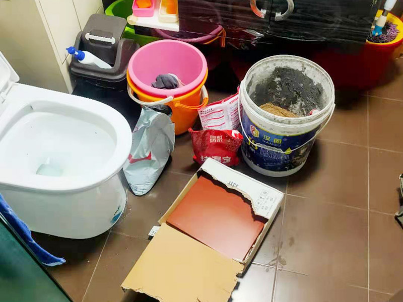 瓷磚修補維修:1，用錘子和鑿子，敲掉破損的瓷磚及原有的瓷磚粘合劑，直到露出原來的水泥墻面。 2，調(diào)好瓷磚粘合劑 3，先將瓷磚粘合劑拌勻，再用抹刀將瓷磚粘合劑涂抹到瓷磚背面。 4，粘合劑涂到瓷磚上之后，可以在粘合劑表面刮出鋸齒痕跡，增加瓷磚的粘合力，然后將瓷磚貼到墻面上。