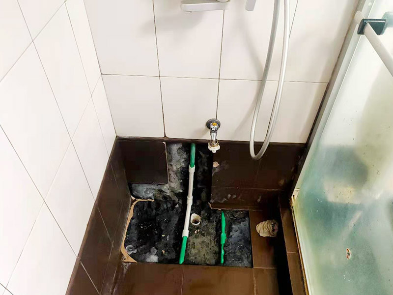 瓷磚修補維修:1，用錘子和鑿子，敲掉破損的瓷磚及原有的瓷磚粘合劑，直到露出原來的水泥墻面。 2，調(diào)好瓷磚粘合劑 3，先將瓷磚粘合劑拌勻，再用抹刀將瓷磚粘合劑涂抹到瓷磚背面。 4，粘合劑涂到瓷磚上之后，可以在粘合劑表面刮出鋸齒痕跡，增加瓷磚的粘合力，然后將瓷磚貼到墻面上。