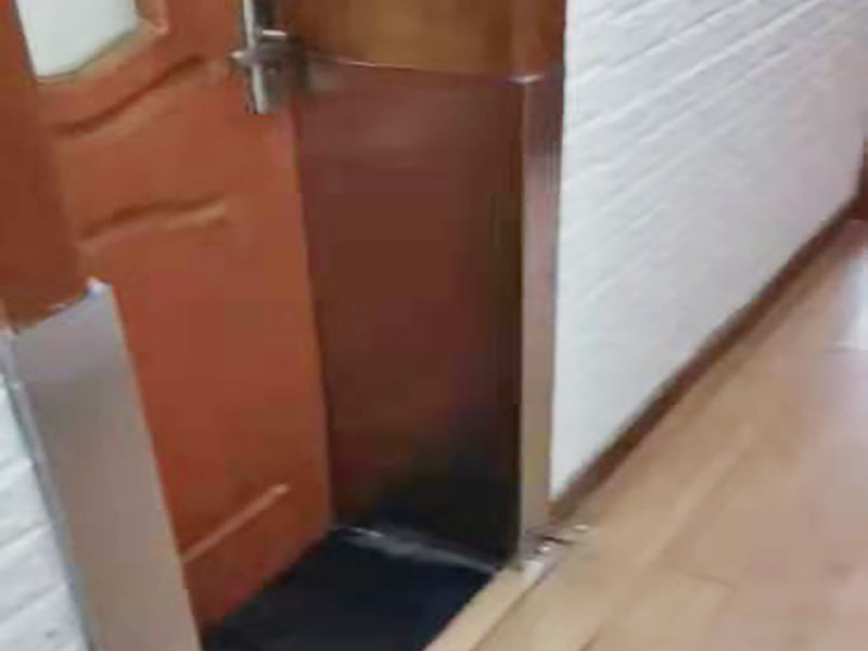 門(mén)框修補(bǔ)維修：如果清漆門(mén)表面小塊油漆剝落后，可取同色廣告顏料涂補(bǔ)，再用清漆涂在表面即可完好如初。首先在修補(bǔ)門(mén)框之前，需要把門(mén)摘下來(lái)，由于木門(mén)一般比較重，因此在摘的時(shí)候，最好合作，不要一個(gè)人去摘，否則很有可能拿不住或者其他原因把門(mén)弄壞;其次，需要使用骨膠對(duì)斷裂的門(mén)框進(jìn)行粘合，等到骨膠完全干燥以后，用自攻釘打一個(gè)薄薄的鐵條，之所以要這樣，是因?yàn)橐寯嗔训牡胤疆a(chǎn)生一種拉力，這個(gè)步驟需要一定的時(shí)間，因此要耐心等待。