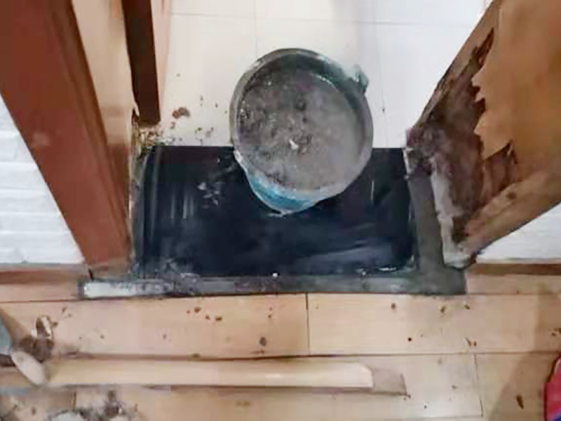 門(mén)框修補(bǔ)維修：如果清漆門(mén)表面小塊油漆剝落后，可取同色廣告顏料涂補(bǔ)，再用清漆涂在表面即可完好如初。首先在修補(bǔ)門(mén)框之前，需要把門(mén)摘下來(lái)，由于木門(mén)一般比較重，因此在摘的時(shí)候，最好合作，不要一個(gè)人去摘，否則很有可能拿不住或者其他原因把門(mén)弄壞;其次，需要使用骨膠對(duì)斷裂的門(mén)框進(jìn)行粘合，等到骨膠完全干燥以后，用自攻釘打一個(gè)薄薄的鐵條，之所以要這樣，是因?yàn)橐寯嗔训牡胤疆a(chǎn)生一種拉力，這個(gè)步驟需要一定的時(shí)間，因此要耐心等待。