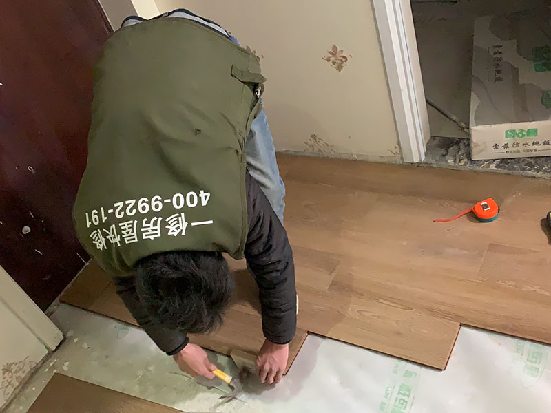 木地板鋪貼維修：地面已經(jīng)清理干凈、平整之后，先要鋪設(shè)一層防潮地墊(不一定非要鋪在木質(zhì)地面的木頭下面)。這一層至少要20-30厘米(大約8英寸)在離墻大約預(yù)留1-3英寸的空隙?，F(xiàn)在可以安裝已經(jīng)選好花色的地板了。需要注意的是所鋪設(shè)的防潮地墊只需要鋪設(shè)大致5&mdash;10排的地板。   安裝時(shí)板子的前邊(X-榫口)朝墻，從左角開始向右鋪裝。   要確保在地板與墻壁之間留有大約10mm的空隙。為了防止地板的第一行的地板滑動，必須用間隔的裝置或者楔子固定。第一行余下的板通常用在第二行的開頭。要確保第二行板的接口與第一行板的接口錯開的長度至少30厘米。   將下一塊板插入第二行的凹槽，并放置到水平狀態(tài)。   下一塊板按照一定的角度安在已經(jīng)安裝好的地板上，要保證地板比較長的一邊與上一行板結(jié)合的盡可能緊密。