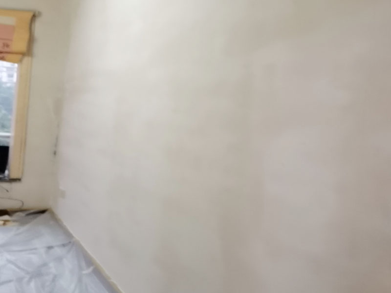 墻面刮膩?zhàn)泳S修:刮膩?zhàn)訉?duì)不同的墻體有著不同的要求，像比較常見(jiàn)的混凝土的墻面，會(huì)出現(xiàn)一些氣孔與鼓起的現(xiàn)象，所以就要先把墻面修平整掉，磨平凸起處，填補(bǔ)凹陷處。如果是預(yù)制混凝土的墻面，那么它的表面層就會(huì)有一些砂礫與疙瘩的現(xiàn)象，這個(gè)時(shí)候就需要專業(yè)的施工人員，使用用鋼絲刷把墻面整體的刷一遍。