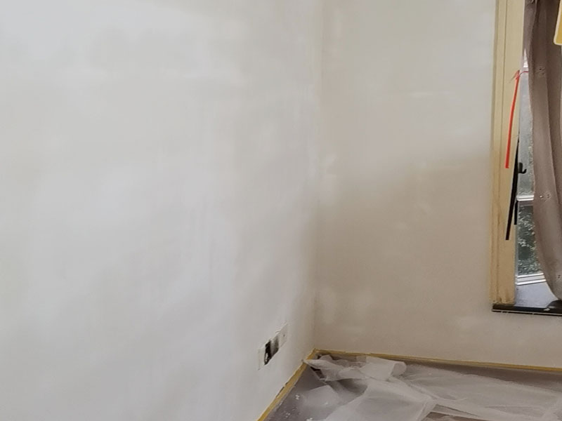 墻面刮膩?zhàn)泳S修:刮膩?zhàn)訉?duì)不同的墻體有著不同的要求，像比較常見(jiàn)的混凝土的墻面，會(huì)出現(xiàn)一些氣孔與鼓起的現(xiàn)象，所以就要先把墻面修平整掉，磨平凸起處，填補(bǔ)凹陷處。如果是預(yù)制混凝土的墻面，那么它的表面層就會(huì)有一些砂礫與疙瘩的現(xiàn)象，這個(gè)時(shí)候就需要專業(yè)的施工人員，使用用鋼絲刷把墻面整體的刷一遍。