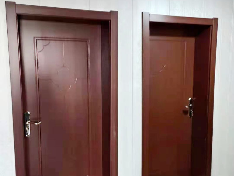 全屋翻新裝修施工：在舊房翻新中最先實施的是主題拆除，其中主要包括墻面、地面、門窗、水路、電路等各方面的拆除。提醒各位裝修業(yè)主們在拆除過程中，廚衛(wèi)的墻磚鏟除中防水層是極易被損壞的，所以裝修業(yè)主們在墻面抹灰完成后一定要重新做防水。拆改會產(chǎn)生許多的垃圾，要及時清理，同時老房翻新過程中時刻保持室內(nèi)的清潔，這對于施工也是非常方便的。 舊房翻新業(yè)主們在做結(jié)構(gòu)優(yōu)化時，廚房、衛(wèi)生間在包立管時一定要留有檢查口以便維修，舊房的承重墻一定不能拆除否則造成安全隱患。 接下來就是隱蔽工程的實施了。其中包括檢查吊頂內(nèi)的供水、空調(diào)、通風(fēng)等設(shè)施的管道、線路、設(shè)備是否已做密閉試驗，電器絕緣、電阻測試，連接是否牢固、接頭做法是否符合要求、易燃材料是否已做防火等。 然后就是水路的改造，這是舊房翻新最重要的項目之一。首先裝修業(yè)主們要檢查舊房本來的上、下水路是否銹蝕、老化。對于勉強能使用的水路管線，今后的使用過程中會出現(xiàn)滲水、漏水等諸多問題使得更加麻煩。