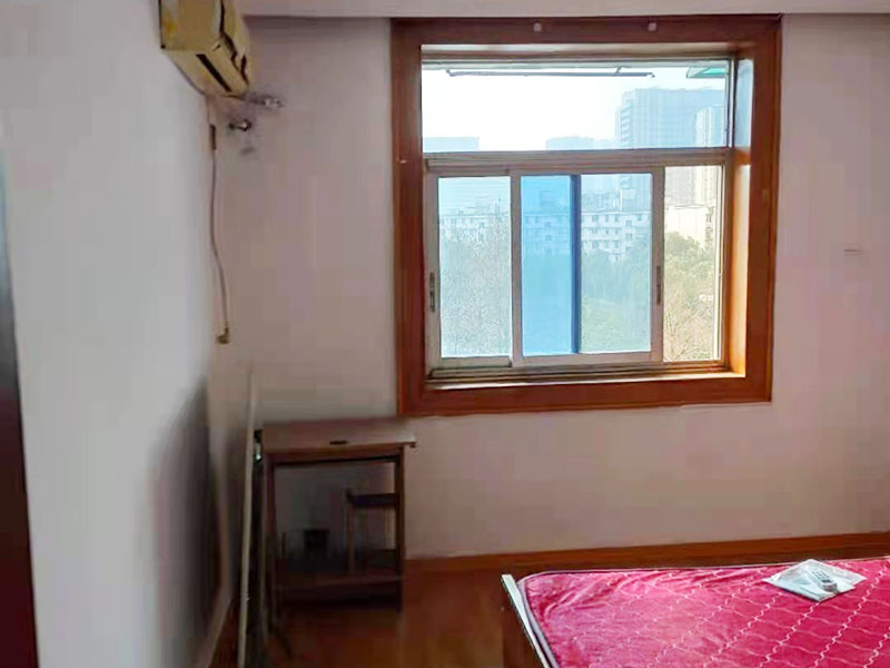 全屋翻新裝修施工：在舊房翻新中最先實施的是主題拆除，其中主要包括墻面、地面、門窗、水路、電路等各方面的拆除。提醒各位裝修業(yè)主們在拆除過程中，廚衛(wèi)的墻磚鏟除中防水層是極易被損壞的，所以裝修業(yè)主們在墻面抹灰完成后一定要重新做防水。拆改會產(chǎn)生許多的垃圾，要及時清理，同時老房翻新過程中時刻保持室內(nèi)的清潔，這對于施工也是非常方便的。 舊房翻新業(yè)主們在做結(jié)構(gòu)優(yōu)化時，廚房、衛(wèi)生間在包立管時一定要留有檢查口以便維修，舊房的承重墻一定不能拆除否則造成安全隱患。 接下來就是隱蔽工程的實施了。其中包括檢查吊頂內(nèi)的供水、空調(diào)、通風(fēng)等設(shè)施的管道、線路、設(shè)備是否已做密閉試驗，電器絕緣、電阻測試，連接是否牢固、接頭做法是否符合要求、易燃材料是否已做防火等。 然后就是水路的改造，這是舊房翻新最重要的項目之一。首先裝修業(yè)主們要檢查舊房本來的上、下水路是否銹蝕、老化。對于勉強能使用的水路管線，今后的使用過程中會出現(xiàn)滲水、漏水等諸多問題使得更加麻煩。