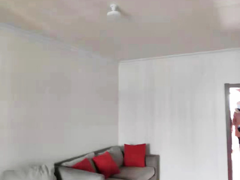 全屋翻新裝修施工：在舊房翻新中最先實施的是主題拆除，其中主要包括墻面、地面、門窗、水路、電路等各方面的拆除。提醒各位裝修業(yè)主們在拆除過程中，廚衛(wèi)的墻磚鏟除中防水層是極易被損壞的，所以裝修業(yè)主們在墻面抹灰完成后一定要重新做防水。拆改會產(chǎn)生許多的垃圾，要及時清理，同時老房翻新過程中時刻保持室內(nèi)的清潔，這對于施工也是非常方便的。 舊房翻新業(yè)主們在做結(jié)構(gòu)優(yōu)化時，廚房、衛(wèi)生間在包立管時一定要留有檢查口以便維修，舊房的承重墻一定不能拆除否則造成安全隱患。 接下來就是隱蔽工程的實施了。其中包括檢查吊頂內(nèi)的供水、空調(diào)、通風(fēng)等設(shè)施的管道、線路、設(shè)備是否已做密閉試驗，電器絕緣、電阻測試，連接是否牢固、接頭做法是否符合要求、易燃材料是否已做防火等。 然后就是水路的改造，這是舊房翻新最重要的項目之一。首先裝修業(yè)主們要檢查舊房本來的上、下水路是否銹蝕、老化。對于勉強能使用的水路管線，今后的使用過程中會出現(xiàn)滲水、漏水等諸多問題使得更加麻煩。