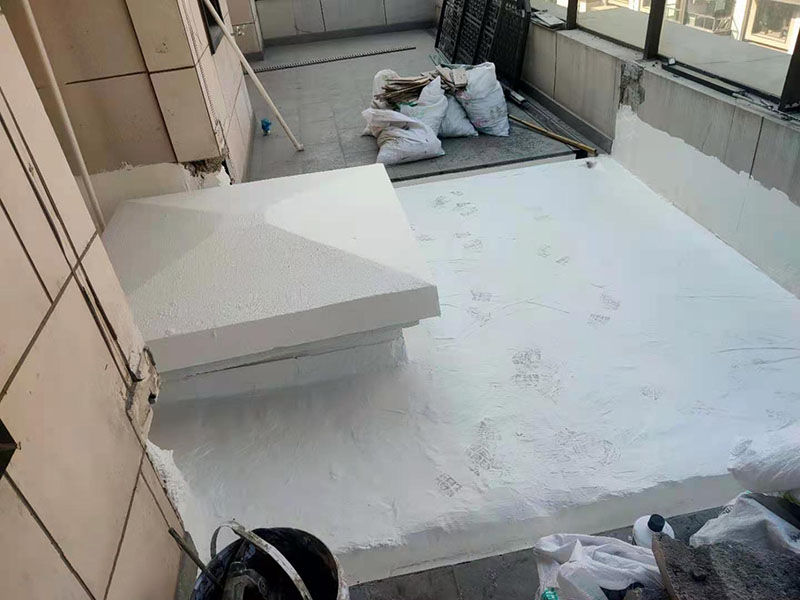 覆蓋底部丙綸保護(hù)層：清理基層，施工前要將基層表面的塵土和雜物清理干凈，然后用熱熔法改性瀝青卷材對防水層施工前在水落口、管根、陰陽角等細(xì)部先做好附加層。鋪貼卷材，首先卷材的厚度要符合要求，將防水卷材裁剪成相應(yīng)的尺寸，用火焰噴槍加熱基層和卷材的交接處，趁卷材的材面剛剛?cè)刍瘯r(shí)將卷材向前滾鋪、粘貼。鋪貼平面與立面相連接的卷材應(yīng)由下向上進(jìn)行。 熱熔封邊，用噴槍將卷材搭接處加熱，讓其粘結(jié)牢固，然后涂刷第一遍防水涂料。防水施工前要先保證地面干凈、干燥，防水涂料要滿涂，確保無遺漏，與基層結(jié)合要牢固，無裂紋和氣泡等，防水涂料厚度要達(dá)到產(chǎn)品規(guī)定的要求。