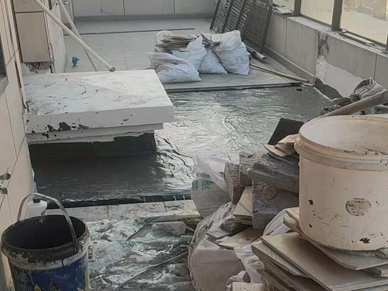 覆蓋底部丙綸保護(hù)層：清理基層，施工前要將基層表面的塵土和雜物清理干凈，然后用熱熔法改性瀝青卷材對防水層施工前在水落口、管根、陰陽角等細(xì)部先做好附加層。鋪貼卷材，首先卷材的厚度要符合要求，將防水卷材裁剪成相應(yīng)的尺寸，用火焰噴槍加熱基層和卷材的交接處，趁卷材的材面剛剛?cè)刍瘯r(shí)將卷材向前滾鋪、粘貼。鋪貼平面與立面相連接的卷材應(yīng)由下向上進(jìn)行。 熱熔封邊，用噴槍將卷材搭接處加熱，讓其粘結(jié)牢固，然后涂刷第一遍防水涂料。防水施工前要先保證地面干凈、干燥，防水涂料要滿涂，確保無遺漏，與基層結(jié)合要牢固，無裂紋和氣泡等，防水涂料厚度要達(dá)到產(chǎn)品規(guī)定的要求。