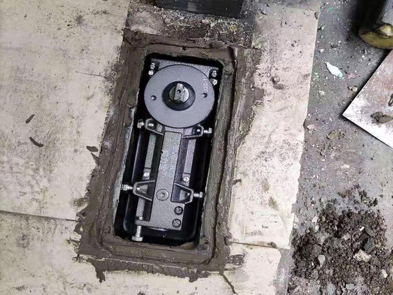 感應(yīng)門(mén)安裝維修：首先移動(dòng)門(mén)體確定門(mén)體的開(kāi)閉位置，然后確定限位器的位置。設(shè)定限位器裝置的位置時(shí)，應(yīng)使吊掛裝置碰到限位器的膠墊后停止。用六角扳手確實(shí)擰緊固定安裝螺栓。 地輪的安裝，在安裝時(shí)地輪的中心位置根據(jù)門(mén)體動(dòng)扇寬度的一半加上5mm。(前提為動(dòng)扇底部?jī)?nèi)有滑道的，如果沒(méi)有滑道直接是包飾板的應(yīng)考慮其在內(nèi)部的空間距離，根據(jù)實(shí)際來(lái)計(jì)算)安裝后請(qǐng)確保門(mén)體上下縫隙相同，以免時(shí)間長(zhǎng)損壞地輪。