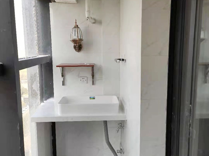 陽臺定制水槽安裝：水槽在安裝前一定要先確定好安裝的位置和尺寸，這樣方便我們按照尺寸訂購，最好是有水槽平面圖，免得數(shù)據(jù)不精確，導致返工。 另外，水槽安裝牢固以后，不要左右搖晃，很容易留下縫隙，造成松動。而且，最應該留意的也是連接處縫隙的密封性。水槽放入臺面后，需要在墻體和臺面間安裝配套的掛件，但安裝過程中盡量多注意水槽的密封效果，最好能做好閉水試驗。