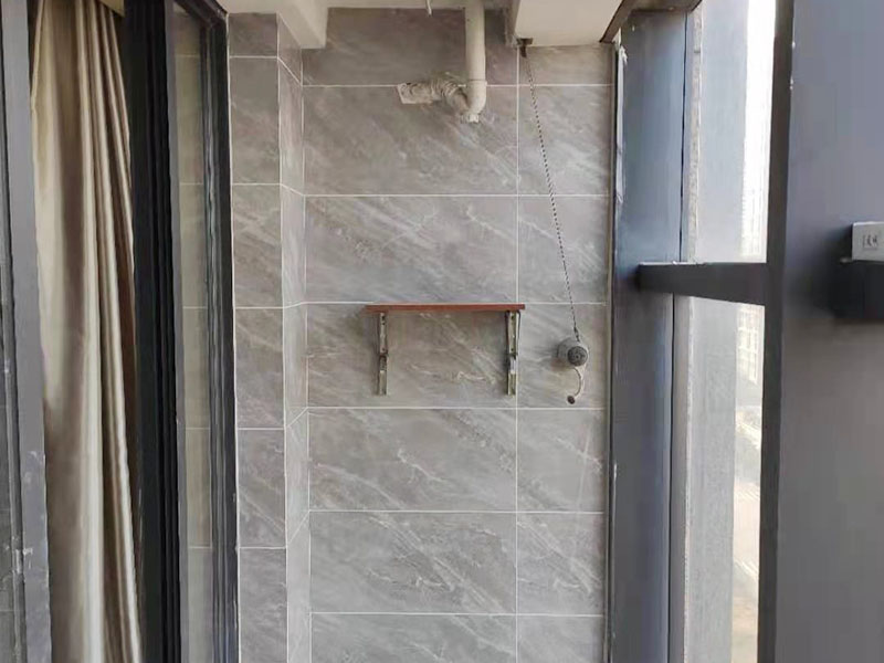 陽臺定制水槽安裝：水槽在安裝前一定要先確定好安裝的位置和尺寸，這樣方便我們按照尺寸訂購，最好是有水槽平面圖，免得數(shù)據(jù)不精確，導致返工。 另外，水槽安裝牢固以后，不要左右搖晃，很容易留下縫隙，造成松動。而且，最應該留意的也是連接處縫隙的密封性。水槽放入臺面后，需要在墻體和臺面間安裝配套的掛件，但安裝過程中盡量多注意水槽的密封效果，最好能做好閉水試驗。