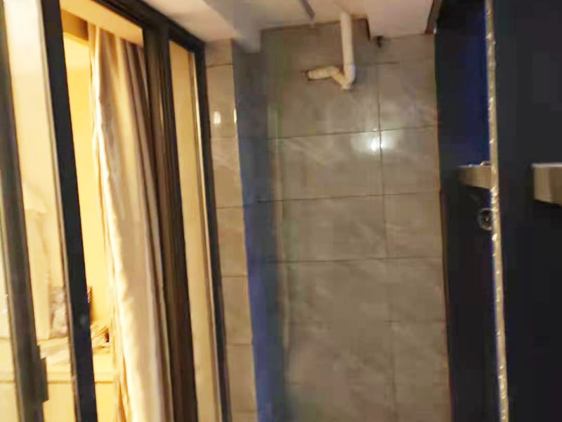 陽臺定制水槽安裝：水槽在安裝前一定要先確定好安裝的位置和尺寸，這樣方便我們按照尺寸訂購，最好是有水槽平面圖，免得數(shù)據(jù)不精確，導致返工。 另外，水槽安裝牢固以后，不要左右搖晃，很容易留下縫隙，造成松動。而且，最應該留意的也是連接處縫隙的密封性。水槽放入臺面后，需要在墻體和臺面間安裝配套的掛件，但安裝過程中盡量多注意水槽的密封效果，最好能做好閉水試驗。