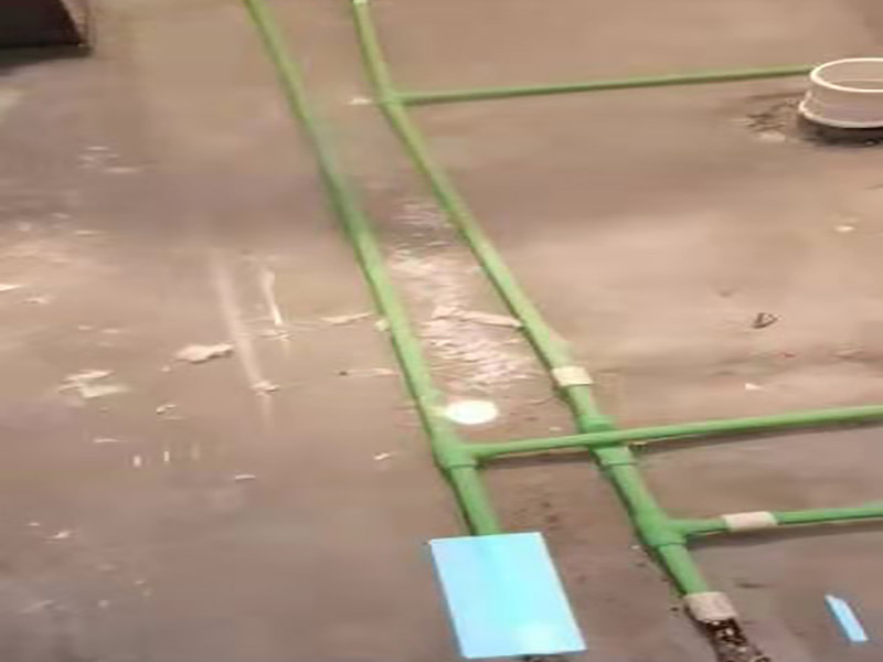 衛(wèi)生間地面防水施工：首先，用小金屬榔頭敲墻面、地面，如果發(fā)現(xiàn)&ldquo;噗噗&rdquo;的空聲，意味著里面有空鼓，必須把空鼓部分全部敲掉。然后仔細(xì)清理四個(gè)墻面基層和地面，拔掉鐵釘，清理雜土垃圾，好用清水沖洗一遍，然后待其干燥。衛(wèi)生間洗浴時(shí)水會(huì)濺到附近的墻上，假如不做防水的話，墻面就容易發(fā)作霉變，因此在鋪墻面瓷磚之前，必定要做好墻面防水。青龍施工建議，做墻面防水時(shí)不應(yīng)低于30公分，假如對錯(cuò)承重的輕體墻，就要將整面墻都做防水。