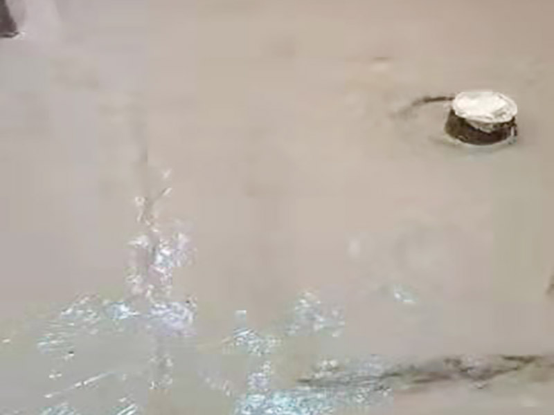 衛(wèi)生間地面防水施工：首先，用小金屬榔頭敲墻面、地面，如果發(fā)現(xiàn)&ldquo;噗噗&rdquo;的空聲，意味著里面有空鼓，必須把空鼓部分全部敲掉。然后仔細(xì)清理四個(gè)墻面基層和地面，拔掉鐵釘，清理雜土垃圾，好用清水沖洗一遍，然后待其干燥。衛(wèi)生間洗浴時(shí)水會(huì)濺到附近的墻上，假如不做防水的話，墻面就容易發(fā)作霉變，因此在鋪墻面瓷磚之前，必定要做好墻面防水。青龍施工建議，做墻面防水時(shí)不應(yīng)低于30公分，假如對錯(cuò)承重的輕體墻，就要將整面墻都做防水。