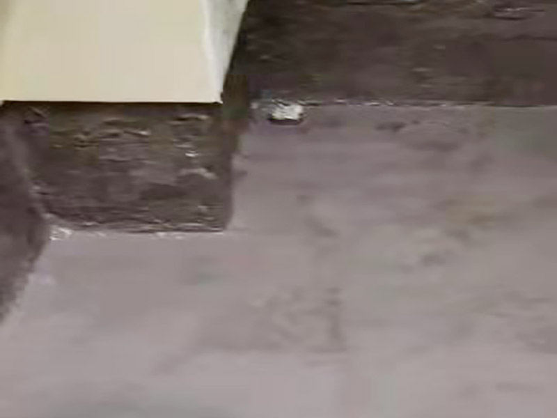 衛(wèi)生間地面防水施工：首先，用小金屬榔頭敲墻面、地面，如果發(fā)現(xiàn)&ldquo;噗噗&rdquo;的空聲，意味著里面有空鼓，必須把空鼓部分全部敲掉。然后仔細(xì)清理四個(gè)墻面基層和地面，拔掉鐵釘，清理雜土垃圾，好用清水沖洗一遍，然后待其干燥。衛(wèi)生間洗浴時(shí)水會(huì)濺到附近的墻上，假如不做防水的話，墻面就容易發(fā)作霉變，因此在鋪墻面瓷磚之前，必定要做好墻面防水。青龍施工建議，做墻面防水時(shí)不應(yīng)低于30公分，假如對錯(cuò)承重的輕體墻，就要將整面墻都做防水。