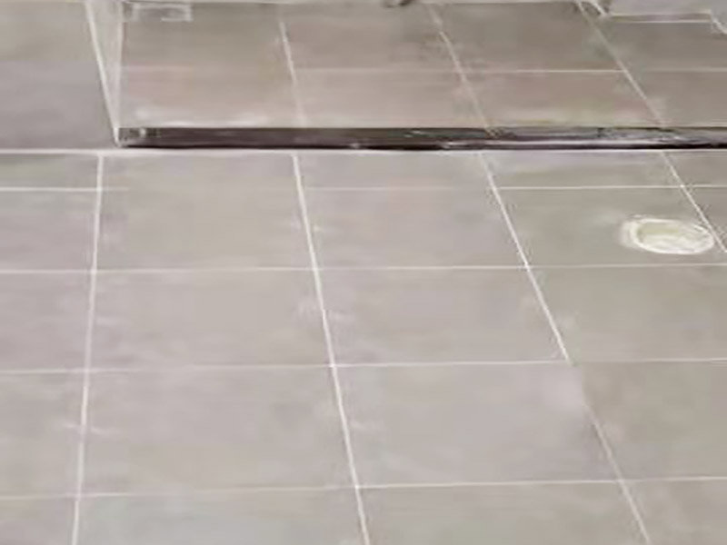 地面找平貼磚裝修：現(xiàn)在比較普遍的地面磚鋪貼方法就是濕鋪法，這種鋪貼方法與干鋪法不同之處在于將1：3的干性水泥漿替換成水泥沙漿和普通水。需要注意的是這種鋪貼法在鋪貼過程中容易產(chǎn)生氣泡和空鼓，這樣就會(huì)影響地磚的使用壽命。也是因?yàn)檫@種原因使其價(jià)格便宜，操作簡(jiǎn)單。地磚鋪貼方法之波打線鋪法：這種鋪貼法也稱花邊或波導(dǎo)線、邊線等。這種鋪貼法主要用在地面周邊或者玄關(guān)等處，是作為樓地面沿墻邊四周所做的裝飾線，寬度不一樣。