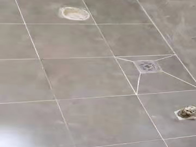 地面找平貼磚裝修：現(xiàn)在比較普遍的地面磚鋪貼方法就是濕鋪法，這種鋪貼方法與干鋪法不同之處在于將1：3的干性水泥漿替換成水泥沙漿和普通水。需要注意的是這種鋪貼法在鋪貼過程中容易產(chǎn)生氣泡和空鼓，這樣就會(huì)影響地磚的使用壽命。也是因?yàn)檫@種原因使其價(jià)格便宜，操作簡(jiǎn)單。地磚鋪貼方法之波打線鋪法：這種鋪貼法也稱花邊或波導(dǎo)線、邊線等。這種鋪貼法主要用在地面周邊或者玄關(guān)等處，是作為樓地面沿墻邊四周所做的裝飾線，寬度不一樣。