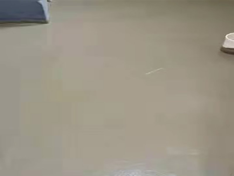 地面找平貼磚裝修：現(xiàn)在比較普遍的地面磚鋪貼方法就是濕鋪法，這種鋪貼方法與干鋪法不同之處在于將1：3的干性水泥漿替換成水泥沙漿和普通水。需要注意的是這種鋪貼法在鋪貼過程中容易產(chǎn)生氣泡和空鼓，這樣就會(huì)影響地磚的使用壽命。也是因?yàn)檫@種原因使其價(jià)格便宜，操作簡(jiǎn)單。地磚鋪貼方法之波打線鋪法：這種鋪貼法也稱花邊或波導(dǎo)線、邊線等。這種鋪貼法主要用在地面周邊或者玄關(guān)等處，是作為樓地面沿墻邊四周所做的裝飾線，寬度不一樣。