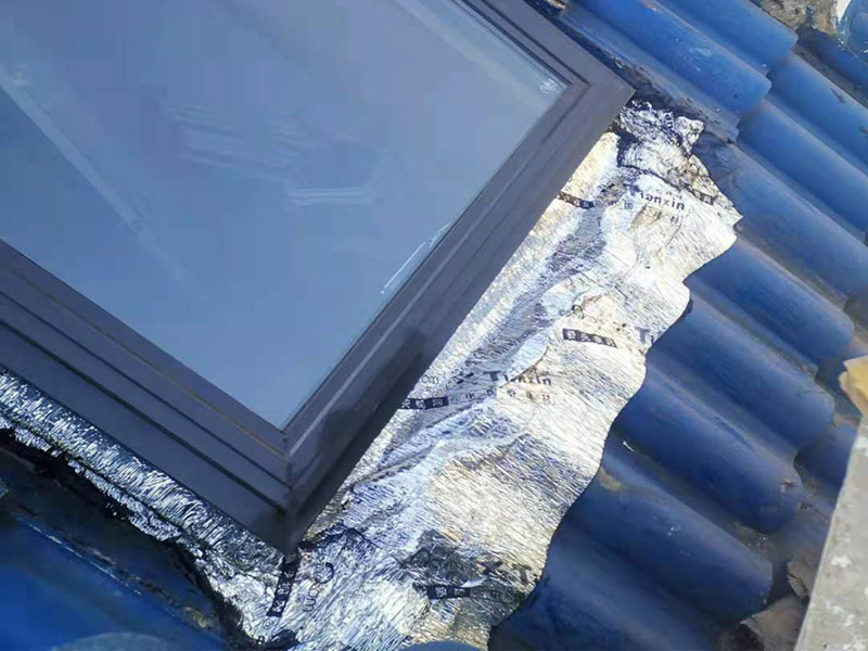 天窗安裝維修：首先天窗測(cè)量定位，洞口周?chē)?0公分保溫層用沖擊鉆或切割鋸打掉，暴露屋面原防水層，如果遇到突然下雨一定要用雨布蓋好洞口，以防雨水打濕屋面從而影響天窗防水效果，固定天窗（有保溫層的屋面需做反梁，沒(méi)有保溫層的屋面可直接用角鐵固定），燒防水卷材至與屋面完全粘合；涂刷聚氨酯防水材料；安裝天窗排水板；蓋瓦屋面恢復(fù)。