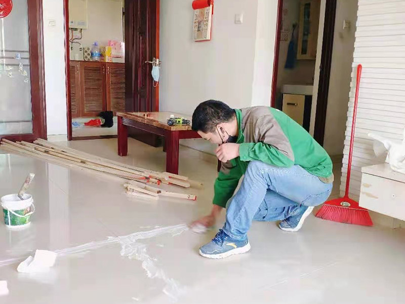 客廳瓷磚局部更換：沿瓷磚四周邊緣清除嵌縫白水泥，并用小鑿子仔細(xì)地拆除損壞的瓷磚。如四周瓷磚粘貼得很牢，又不想將四周瓷磚都換下，則可用裁玻璃的刀刻畫(huà)瓷磚的中間，將中間那部分瓷磚先鑿下來(lái)，然后用較鋒利的鋼鑿慢慢地將四周邊緣的碎瓷塊修理干凈。