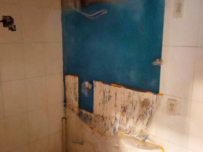 局部修補(bǔ)和防水：處理墻面基層：在刷漆前，基層需要平整干凈，如果墻面不平整的，還需要進(jìn)行找平和清潔工序，在刷漆墻面的時(shí)候要鏟除舊的漆，如果是五年以上的老房子，還要鏟除膩?zhàn)印?涂刷界面劑：刷界面劑要刷的相當(dāng)均勻。 防水處理：主要是針對(duì)廚房和衛(wèi)生間這些容易潮濕的房間進(jìn)行的，必須用到防水涂料，施工前要了解是如何調(diào)配的。 防裂處理：遇到墻面有裂縫這種情況，需要在墻體有裂紋的地方以及輕體墻和承重墻接合處貼上牛皮紙、網(wǎng)格纖維布這些材料，來(lái)修補(bǔ)裂縫，不然刷出來(lái)的效果肯定是不理想的。 批刮膩?zhàn)樱毫私庖恍┏Ｓ玫哪佔(zhàn)诱{(diào)配說(shuō)明，一般在購(gòu)買的膩?zhàn)臃郯b上面會(huì)有使用說(shuō)明的，可以在購(gòu)買的時(shí)候可以詢問(wèn)下銷售人員，在配置好后，要盡量的攪拌均勻，放置過(guò)十多二十分鐘。