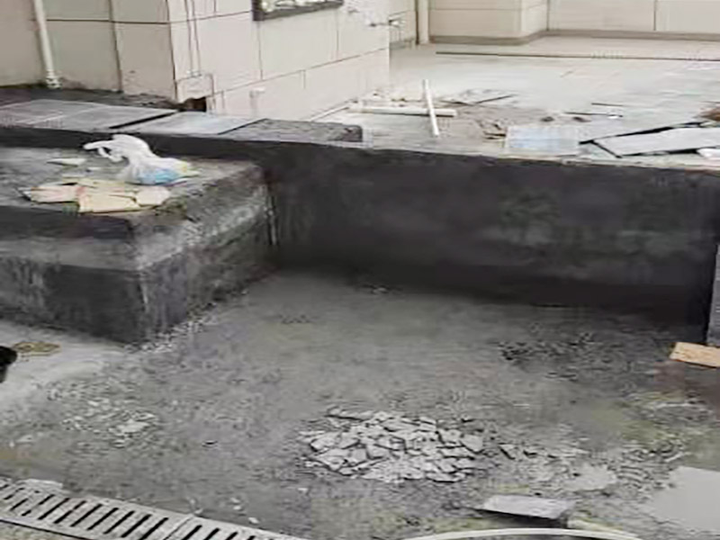 陽臺地面處理施工:防水能力差、表面比較光滑且不具備防滑能力的瓷磚，鋪裝在陽臺地面上是比較危險的事情。如果特別需要在陽臺地面鋪設(shè)瓷磚的話，建議盡量選用亞光面、光線反射率較低、同時具有防凍、防水、防滑等特點的瓷磚進行陽臺的地面鋪設(shè)。 　