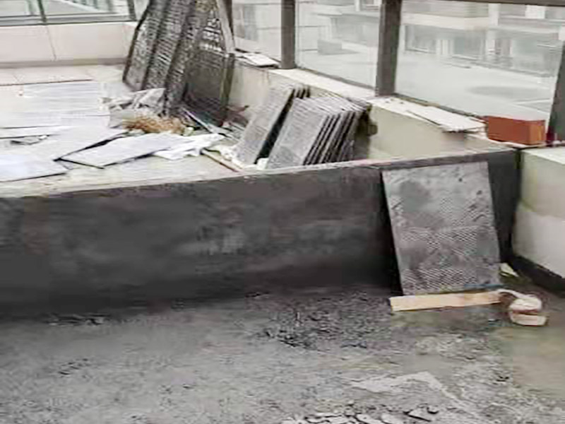 陽臺地面處理施工:防水能力差、表面比較光滑且不具備防滑能力的瓷磚，鋪裝在陽臺地面上是比較危險的事情。如果特別需要在陽臺地面鋪設(shè)瓷磚的話，建議盡量選用亞光面、光線反射率較低、同時具有防凍、防水、防滑等特點的瓷磚進行陽臺的地面鋪設(shè)。 　