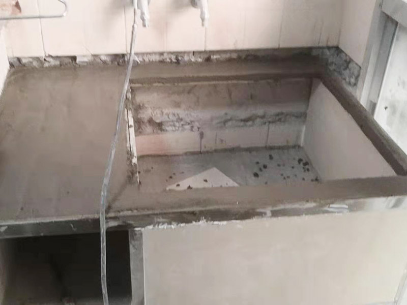 磚砌櫥柜施工：磚砌櫥柜相對(duì)于集成櫥柜來(lái)說(shuō)，磚砌櫥柜使用到的材料大多數(shù)都是無(wú)污染的原材料，它的環(huán)保系數(shù)還是可以的。磚砌櫥柜比較經(jīng)濟(jì)耐用，它的質(zhì)地比較結(jié)實(shí)，隨隨便便應(yīng)該是損壞不了的，即使長(zhǎng)期的做菜做飯動(dòng)靜很大，也不至于直接會(huì)損壞櫥柜。 1.先砌好櫥柜底座或背墻磚，貼好踢腳線邊條。 2.預(yù)留好立柱位置，貼櫥柜底面磚和背墻。 3.制作立柱。 4.站立好立柱后，在槽里加上砂漿，底面槽內(nèi)外端用一小塊玻化磚墊上，墊的時(shí)候這塊小磚直接與地層的邊磚接觸，保持厚度2公分左右。 5.臺(tái)面放鋼筯和澆筑混凝土。澆筑完成后，安裝臺(tái)面和柜門(mén)。臺(tái)面可以采用大理石、石英石或者?；u。