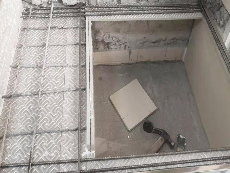 磚砌櫥柜施工：磚砌櫥柜相對(duì)于集成櫥柜來(lái)說(shuō)，磚砌櫥柜使用到的材料大多數(shù)都是無(wú)污染的原材料，它的環(huán)保系數(shù)還是可以的。磚砌櫥柜比較經(jīng)濟(jì)耐用，它的質(zhì)地比較結(jié)實(shí)，隨隨便便應(yīng)該是損壞不了的，即使長(zhǎng)期的做菜做飯動(dòng)靜很大，也不至于直接會(huì)損壞櫥柜。 1.先砌好櫥柜底座或背墻磚，貼好踢腳線邊條。 2.預(yù)留好立柱位置，貼櫥柜底面磚和背墻。 3.制作立柱。 4.站立好立柱后，在槽里加上砂漿，底面槽內(nèi)外端用一小塊?；u墊上，墊的時(shí)候這塊小磚直接與地層的邊磚接觸，保持厚度2公分左右。 5.臺(tái)面放鋼筯和澆筑混凝土。澆筑完成后，安裝臺(tái)面和柜門(mén)。臺(tái)面可以采用大理石、石英石或者?；u。