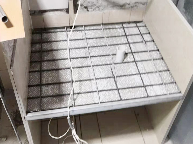 磚砌櫥柜施工：磚砌櫥柜相對(duì)于集成櫥柜來(lái)說(shuō)，磚砌櫥柜使用到的材料大多數(shù)都是無(wú)污染的原材料，它的環(huán)保系數(shù)還是可以的。磚砌櫥柜比較經(jīng)濟(jì)耐用，它的質(zhì)地比較結(jié)實(shí)，隨隨便便應(yīng)該是損壞不了的，即使長(zhǎng)期的做菜做飯動(dòng)靜很大，也不至于直接會(huì)損壞櫥柜。 1.先砌好櫥柜底座或背墻磚，貼好踢腳線邊條。 2.預(yù)留好立柱位置，貼櫥柜底面磚和背墻。 3.制作立柱。 4.站立好立柱后，在槽里加上砂漿，底面槽內(nèi)外端用一小塊?；u墊上，墊的時(shí)候這塊小磚直接與地層的邊磚接觸，保持厚度2公分左右。 5.臺(tái)面放鋼筯和澆筑混凝土。澆筑完成后，安裝臺(tái)面和柜門(mén)。臺(tái)面可以采用大理石、石英石或者玻化磚。