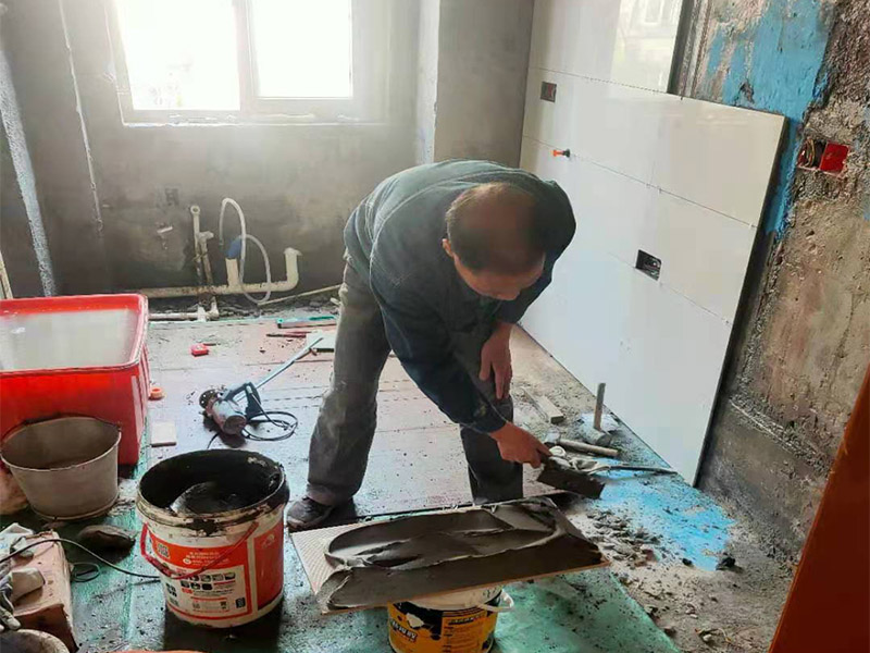 廚衛(wèi)局部墻磚修補(bǔ)：首先，將破損墻磚取出，用切割機(jī)在離損壞的墻磚的四周5到6毫米處切槽，用切割刀將墻磚縫的水泥稍微刮下一些，再用切割刀吧墻磚表面的釉面劃開一道口，以便把墻磚敲碎取出，用錘子把墻磚敲碎后取下來，如果水泥粘得太牢，可以用錘子和鏨子把破損的墻磚剔下。然后，將磚上的砂漿全部刮干凈，然后在107膠中加入適量的水泥，并攪拌成糊狀。然后在瓷磚的背面涂上薄薄的一層，再將瓷磚粘到之前粘貼的墻面，一會(huì)功夫就可粘牢。給瓷磚填縫，按照比例調(diào)勻瓷磚填縫劑，用海綿抹刀將填縫劑抹到墻磚之間的縫隙中;填縫劑半干后，將海綿沾水，把多余的填縫劑擦掉，干燥后完成。