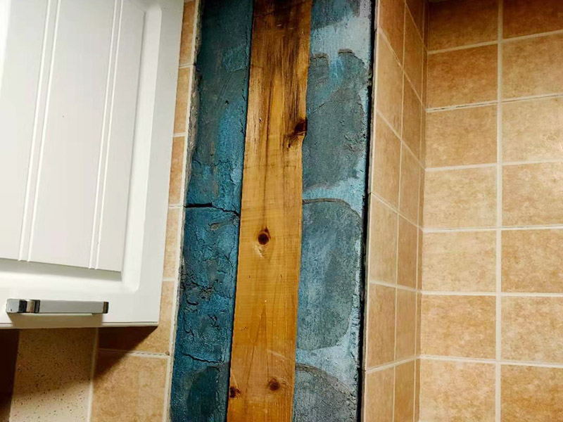 廚衛(wèi)局部墻磚修補(bǔ)：首先，將破損墻磚取出，用切割機(jī)在離損壞的墻磚的四周5到6毫米處切槽，用切割刀將墻磚縫的水泥稍微刮下一些，再用切割刀吧墻磚表面的釉面劃開一道口，以便把墻磚敲碎取出，用錘子把墻磚敲碎后取下來，如果水泥粘得太牢，可以用錘子和鏨子把破損的墻磚剔下。然后，將磚上的砂漿全部刮干凈，然后在107膠中加入適量的水泥，并攪拌成糊狀。然后在瓷磚的背面涂上薄薄的一層，再將瓷磚粘到之前粘貼的墻面，一會(huì)功夫就可粘牢。給瓷磚填縫，按照比例調(diào)勻瓷磚填縫劑，用海綿抹刀將填縫劑抹到墻磚之間的縫隙中;填縫劑半干后，將海綿沾水，把多余的填縫劑擦掉，干燥后完成。