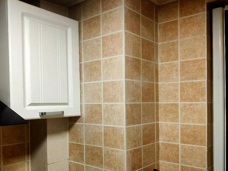 廚衛(wèi)局部墻磚修補(bǔ)：首先，將破損墻磚取出，用切割機(jī)在離損壞的墻磚的四周5到6毫米處切槽，用切割刀將墻磚縫的水泥稍微刮下一些，再用切割刀吧墻磚表面的釉面劃開一道口，以便把墻磚敲碎取出，用錘子把墻磚敲碎后取下來，如果水泥粘得太牢，可以用錘子和鏨子把破損的墻磚剔下。然后，將磚上的砂漿全部刮干凈，然后在107膠中加入適量的水泥，并攪拌成糊狀。然后在瓷磚的背面涂上薄薄的一層，再將瓷磚粘到之前粘貼的墻面，一會(huì)功夫就可粘牢。給瓷磚填縫，按照比例調(diào)勻瓷磚填縫劑，用海綿抹刀將填縫劑抹到墻磚之間的縫隙中;填縫劑半干后，將海綿沾水，把多余的填縫劑擦掉，干燥后完成。