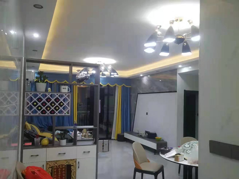 全屋裝修翻新：在舊房翻新中最先實(shí)施的是主題拆除，其中主要包括墻面、地面、門窗、水路、電路等各方面的拆除。第二步就是結(jié)構(gòu)的改造啦。比如可以考慮做開放式廚房、衛(wèi)生間蹲位可以換成座便等。這里要特別講一下，舊房翻新業(yè)主們?cè)谧鼋Y(jié)構(gòu)優(yōu)化時(shí)，廚房、衛(wèi)生間在包立管時(shí)一定要留有檢查口以便維修，舊房的承重墻一定不能拆除否則造成安全隱患。包括檢查吊頂內(nèi)的供水、空調(diào)、通風(fēng)等設(shè)施的管道、線路、設(shè)備是否已做密閉試驗(yàn)，電器絕緣、電阻測(cè)試，連接是否牢固、接頭做法是否符合要求、易燃材料是否已做防火等。