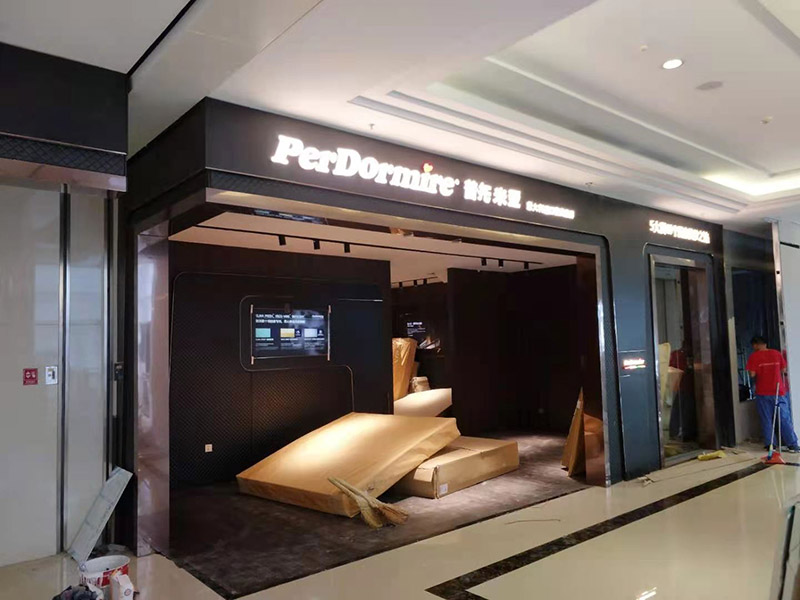 門(mén)店裝修翻新:店鋪內(nèi)是要擺放各種商品的，因此店鋪的內(nèi)部一定要合理的布局，專業(yè)的設(shè)計(jì)師都知道要進(jìn)行合理的內(nèi)部設(shè)計(jì)，最好是設(shè)計(jì)成柜臺(tái)或者是墻掛，這樣就可以令商品整齊有序的展示出來(lái)，讓消費(fèi)者更好的挑選商品，提高銷售業(yè)績(jī)。先預(yù)算好料，可以先到建材市場(chǎng)問(wèn)價(jià)格，把各種材料價(jià)格問(wèn)清楚，做出一個(gè)初步的估算，看是否和自己預(yù)算中的有差別，然后做出調(diào)整。