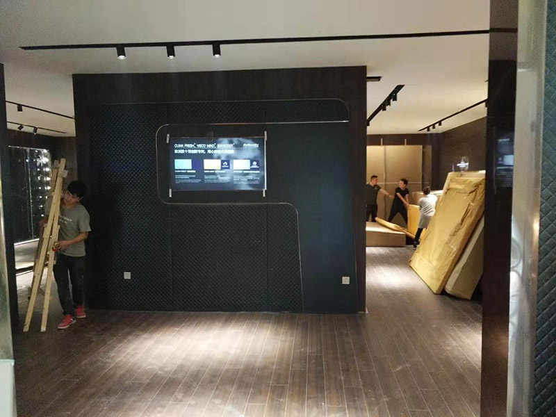 門(mén)店裝修翻新:店鋪內(nèi)是要擺放各種商品的，因此店鋪的內(nèi)部一定要合理的布局，專業(yè)的設(shè)計(jì)師都知道要進(jìn)行合理的內(nèi)部設(shè)計(jì)，最好是設(shè)計(jì)成柜臺(tái)或者是墻掛，這樣就可以令商品整齊有序的展示出來(lái)，讓消費(fèi)者更好的挑選商品，提高銷售業(yè)績(jī)。先預(yù)算好料，可以先到建材市場(chǎng)問(wèn)價(jià)格，把各種材料價(jià)格問(wèn)清楚，做出一個(gè)初步的估算，看是否和自己預(yù)算中的有差別，然后做出調(diào)整。