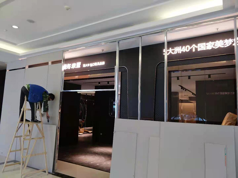 門(mén)店裝修翻新:店鋪內(nèi)是要擺放各種商品的，因此店鋪的內(nèi)部一定要合理的布局，專業(yè)的設(shè)計(jì)師都知道要進(jìn)行合理的內(nèi)部設(shè)計(jì)，最好是設(shè)計(jì)成柜臺(tái)或者是墻掛，這樣就可以令商品整齊有序的展示出來(lái)，讓消費(fèi)者更好的挑選商品，提高銷售業(yè)績(jī)。先預(yù)算好料，可以先到建材市場(chǎng)問(wèn)價(jià)格，把各種材料價(jià)格問(wèn)清楚，做出一個(gè)初步的估算，看是否和自己預(yù)算中的有差別，然后做出調(diào)整。