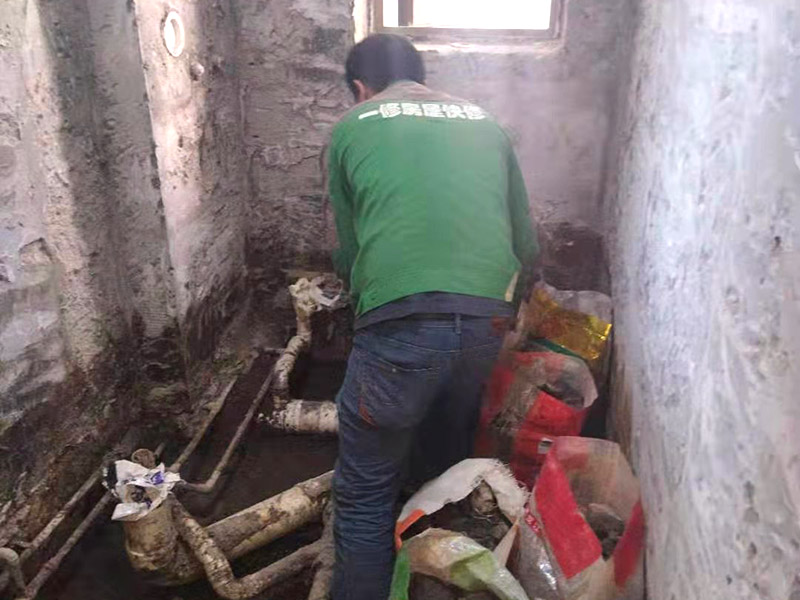 衛(wèi)生間裝修改造:需要對其做相應(yīng)的防水處理。因為在日常的家庭中，衛(wèi)生間的水是處處可見的，非常潮濕。衛(wèi)生間內(nèi)的防水涂料是由地面延伸到墻面的，涂刷過程中精良的保證厚度均勻。還需要處理好地面和墻面交界處的各類管件的涂刷。待防水處理完全確定后，等待地面干透就可以做后續(xù)的工程了。著重提醒，衛(wèi)生間下水口位置的防水要特別處理好，保證今后的檢查與維修。