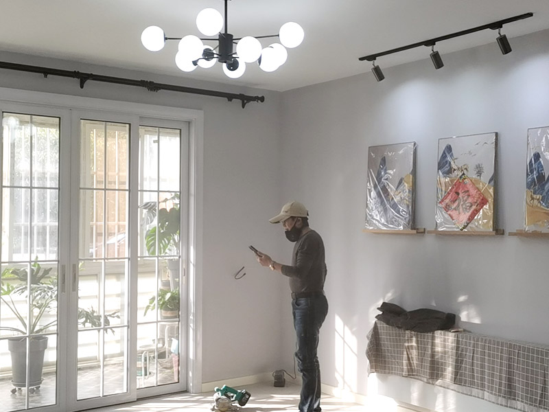 新房裝修設(shè)計(jì)：開(kāi)工前的成品保護(hù)也是檢驗(yàn)一個(gè)施工方或裝修公司質(zhì)量標(biāo)準(zhǔn)的因素之一門(mén)窗的成品保護(hù)能有效保護(hù)門(mén)窗不被刮花施工損壞并且也能有效隔絕揚(yáng)塵保護(hù)門(mén)窗使用。鏟除原墻面一定要鏟干凈漏出原有墻面水泥層未鏟干凈可能導(dǎo)致后期墻面處理的基層開(kāi)裂脫落。新建墻體表層或新舊墻體接縫處應(yīng)加掛鐵絲網(wǎng)以增加墻體和外面貼瓷磚的穩(wěn)固性避免新建輕體墻出現(xiàn)開(kāi)裂、抹灰層出現(xiàn)脫落等現(xiàn)象。施工前應(yīng)根據(jù)設(shè)計(jì)出具詳細(xì)的水電定位圖及水電走向圖。應(yīng)嚴(yán)格要求施工方根據(jù)走向設(shè)計(jì)進(jìn)行墻面、地面的開(kāi)槽和布線(xiàn)。水路改造前應(yīng)對(duì)室內(nèi)水路進(jìn)行試壓、檢測(cè)原有水管是否存在問(wèn)題。水路設(shè)計(jì)應(yīng)根據(jù)廚衛(wèi)設(shè)計(jì)規(guī)劃進(jìn)行走向和點(diǎn)位設(shè)計(jì)確保所有尺寸和點(diǎn)位能切合和對(duì)應(yīng)。