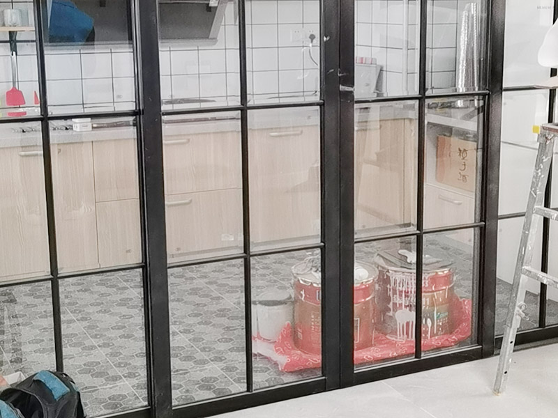 新房裝修設(shè)計(jì)：開(kāi)工前的成品保護(hù)也是檢驗(yàn)一個(gè)施工方或裝修公司質(zhì)量標(biāo)準(zhǔn)的因素之一門(mén)窗的成品保護(hù)能有效保護(hù)門(mén)窗不被刮花施工損壞并且也能有效隔絕揚(yáng)塵保護(hù)門(mén)窗使用。鏟除原墻面一定要鏟干凈漏出原有墻面水泥層未鏟干凈可能導(dǎo)致后期墻面處理的基層開(kāi)裂脫落。新建墻體表層或新舊墻體接縫處應(yīng)加掛鐵絲網(wǎng)以增加墻體和外面貼瓷磚的穩(wěn)固性避免新建輕體墻出現(xiàn)開(kāi)裂、抹灰層出現(xiàn)脫落等現(xiàn)象。施工前應(yīng)根據(jù)設(shè)計(jì)出具詳細(xì)的水電定位圖及水電走向圖。應(yīng)嚴(yán)格要求施工方根據(jù)走向設(shè)計(jì)進(jìn)行墻面、地面的開(kāi)槽和布線(xiàn)。水路改造前應(yīng)對(duì)室內(nèi)水路進(jìn)行試壓、檢測(cè)原有水管是否存在問(wèn)題。水路設(shè)計(jì)應(yīng)根據(jù)廚衛(wèi)設(shè)計(jì)規(guī)劃進(jìn)行走向和點(diǎn)位設(shè)計(jì)確保所有尺寸和點(diǎn)位能切合和對(duì)應(yīng)。