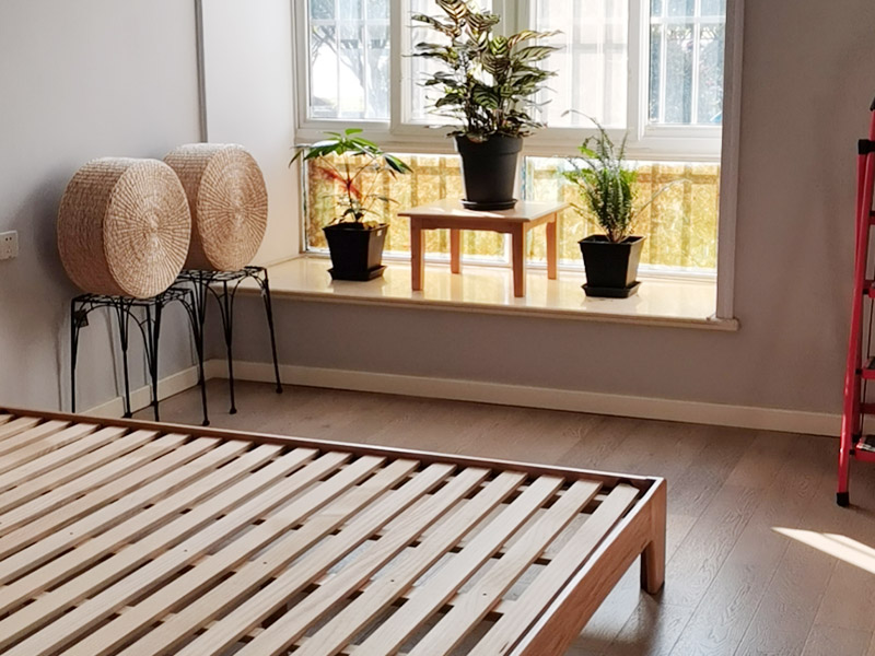 新房裝修設(shè)計(jì)：開(kāi)工前的成品保護(hù)也是檢驗(yàn)一個(gè)施工方或裝修公司質(zhì)量標(biāo)準(zhǔn)的因素之一門(mén)窗的成品保護(hù)能有效保護(hù)門(mén)窗不被刮花施工損壞并且也能有效隔絕揚(yáng)塵保護(hù)門(mén)窗使用。鏟除原墻面一定要鏟干凈漏出原有墻面水泥層未鏟干凈可能導(dǎo)致后期墻面處理的基層開(kāi)裂脫落。新建墻體表層或新舊墻體接縫處應(yīng)加掛鐵絲網(wǎng)以增加墻體和外面貼瓷磚的穩(wěn)固性避免新建輕體墻出現(xiàn)開(kāi)裂、抹灰層出現(xiàn)脫落等現(xiàn)象。施工前應(yīng)根據(jù)設(shè)計(jì)出具詳細(xì)的水電定位圖及水電走向圖。應(yīng)嚴(yán)格要求施工方根據(jù)走向設(shè)計(jì)進(jìn)行墻面、地面的開(kāi)槽和布線(xiàn)。水路改造前應(yīng)對(duì)室內(nèi)水路進(jìn)行試壓、檢測(cè)原有水管是否存在問(wèn)題。水路設(shè)計(jì)應(yīng)根據(jù)廚衛(wèi)設(shè)計(jì)規(guī)劃進(jìn)行走向和點(diǎn)位設(shè)計(jì)確保所有尺寸和點(diǎn)位能切合和對(duì)應(yīng)。