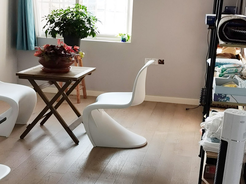 新房裝修設(shè)計(jì)：開(kāi)工前的成品保護(hù)也是檢驗(yàn)一個(gè)施工方或裝修公司質(zhì)量標(biāo)準(zhǔn)的因素之一門(mén)窗的成品保護(hù)能有效保護(hù)門(mén)窗不被刮花施工損壞并且也能有效隔絕揚(yáng)塵保護(hù)門(mén)窗使用。鏟除原墻面一定要鏟干凈漏出原有墻面水泥層未鏟干凈可能導(dǎo)致后期墻面處理的基層開(kāi)裂脫落。新建墻體表層或新舊墻體接縫處應(yīng)加掛鐵絲網(wǎng)以增加墻體和外面貼瓷磚的穩(wěn)固性避免新建輕體墻出現(xiàn)開(kāi)裂、抹灰層出現(xiàn)脫落等現(xiàn)象。施工前應(yīng)根據(jù)設(shè)計(jì)出具詳細(xì)的水電定位圖及水電走向圖。應(yīng)嚴(yán)格要求施工方根據(jù)走向設(shè)計(jì)進(jìn)行墻面、地面的開(kāi)槽和布線(xiàn)。水路改造前應(yīng)對(duì)室內(nèi)水路進(jìn)行試壓、檢測(cè)原有水管是否存在問(wèn)題。水路設(shè)計(jì)應(yīng)根據(jù)廚衛(wèi)設(shè)計(jì)規(guī)劃進(jìn)行走向和點(diǎn)位設(shè)計(jì)確保所有尺寸和點(diǎn)位能切合和對(duì)應(yīng)。