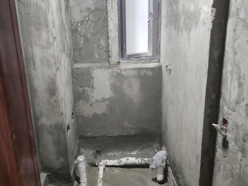 衛(wèi)生間防水找平:在進(jìn)行防水處理之前，一定先找平地面。找平層施工方法：基面有空隙、裂縫、不平等缺陷的，用水泥砂漿修補(bǔ)抹平。使基面必須堅(jiān)固、平整、干凈、無(wú)灰塵、油膩、蠟、脫模劑等以及其他碎屑物質(zhì)。找平層干燥后方可進(jìn)行防水層施工，施工期間應(yīng)防火、防水。防水層完成后，要進(jìn)行成品保護(hù)，不得上人走動(dòng)。